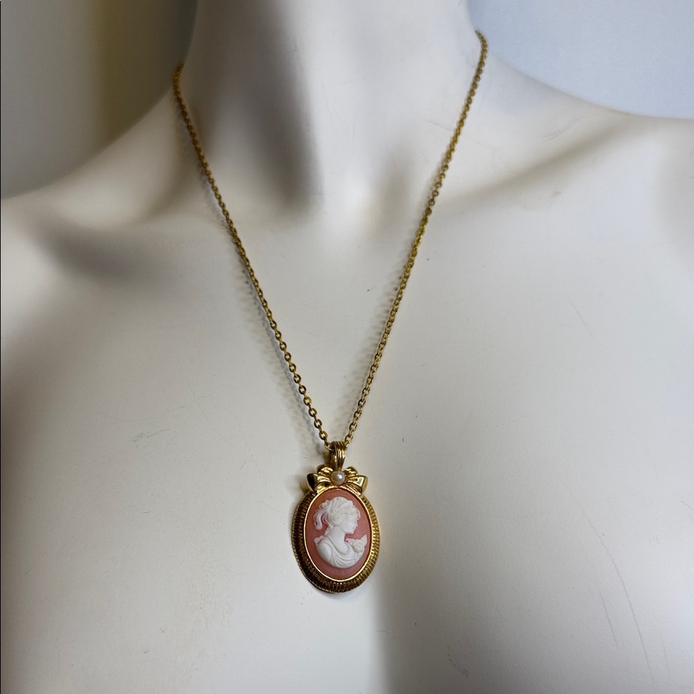 Vintage 1988 Avon “Romantic Portraits” Cameo Necklace